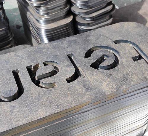 在金屬激光切割機(jī)中，穩(wěn)壓器是一種能穩(wěn)定輸出電壓的裝置